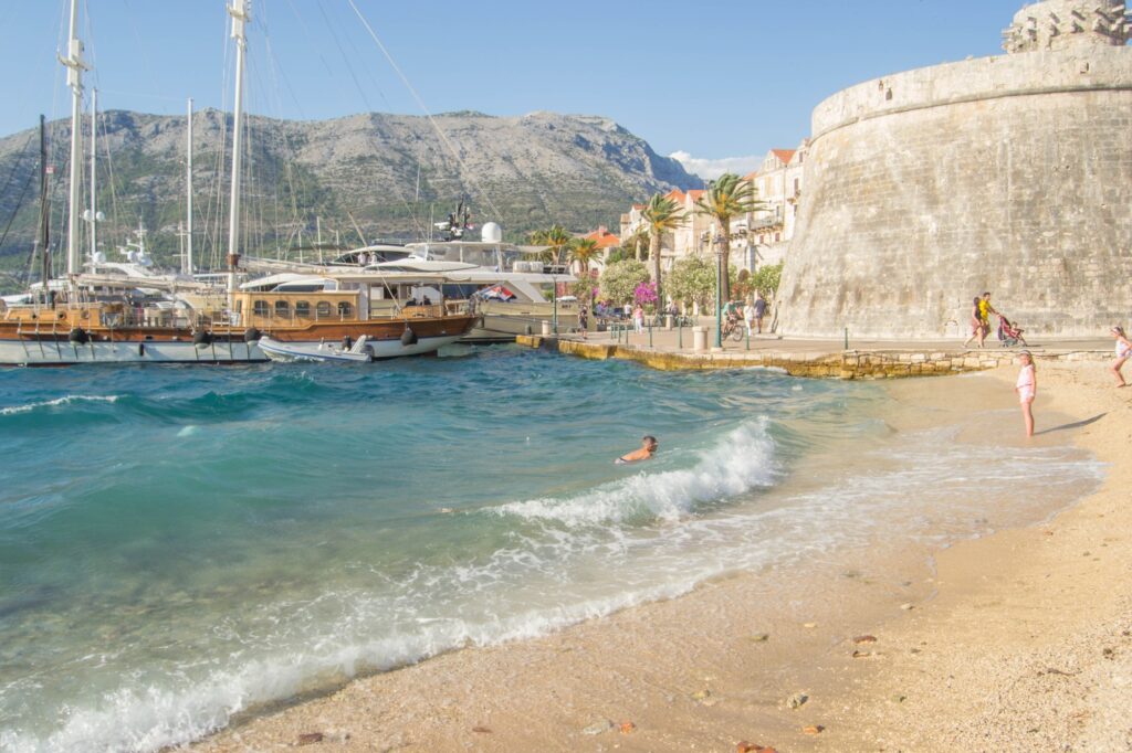 Korcula plaża przy starówce