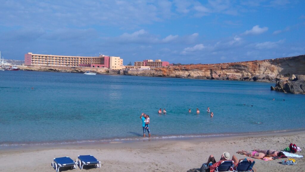 Malta piaszczysta plaża Paradise Bay Beach