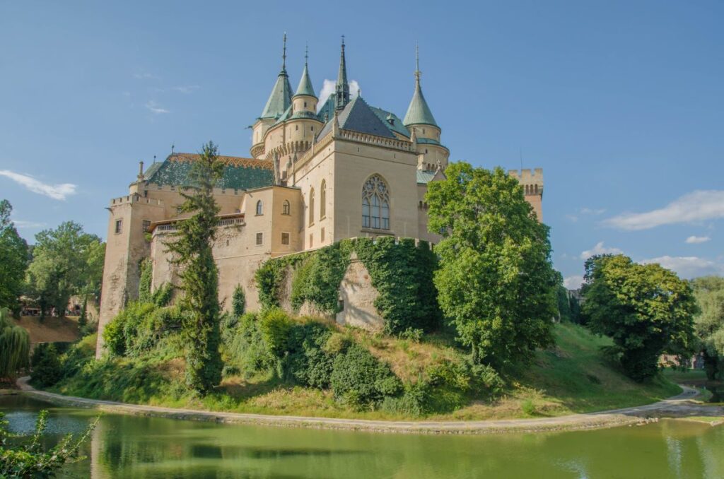 zamek Bojnice na Słowacji, zameczek niczym z bajek Disneya